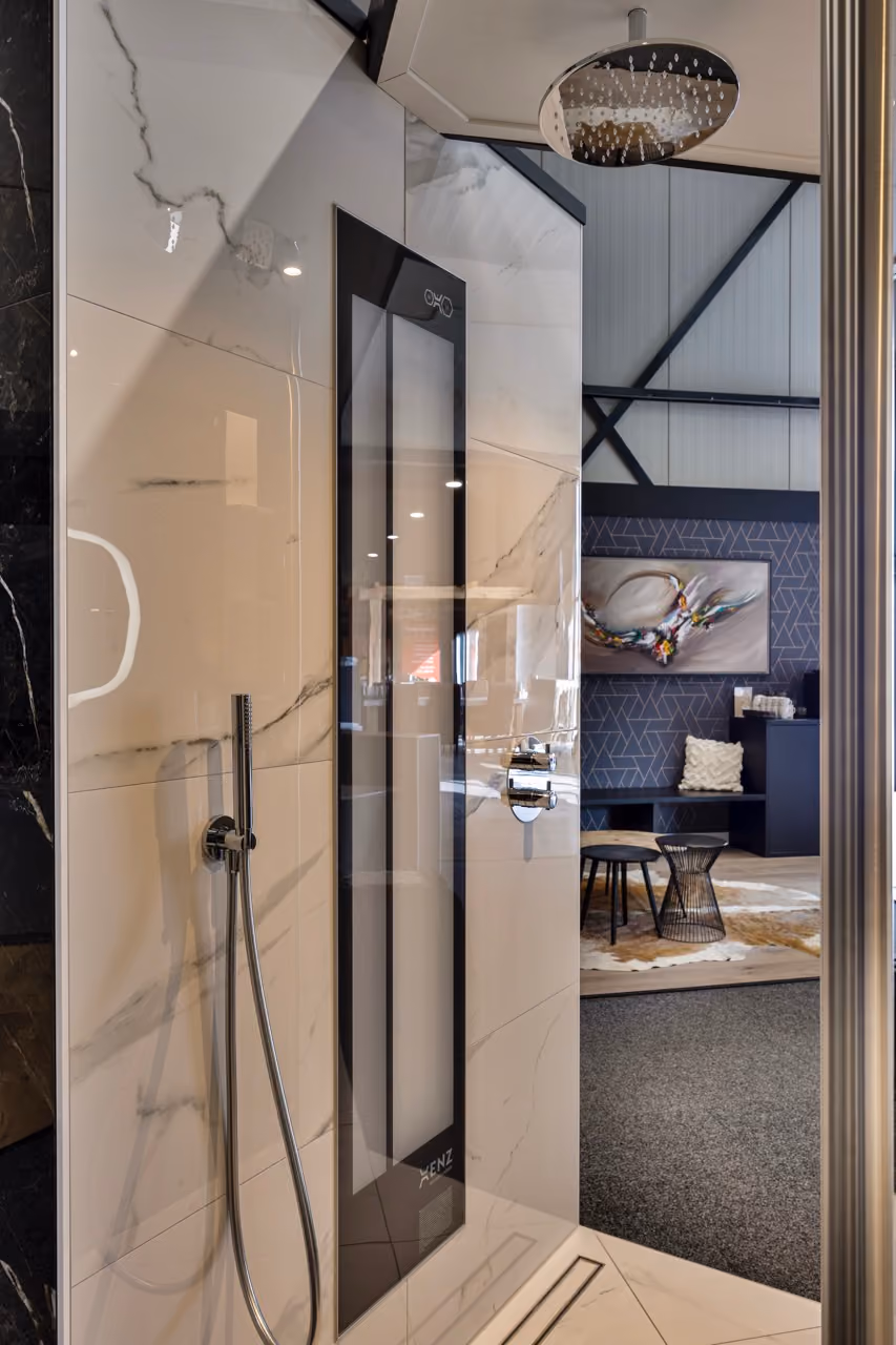 Inloopdouche met regendouche en marmerlook tegels - Showroom Borculo Marboma