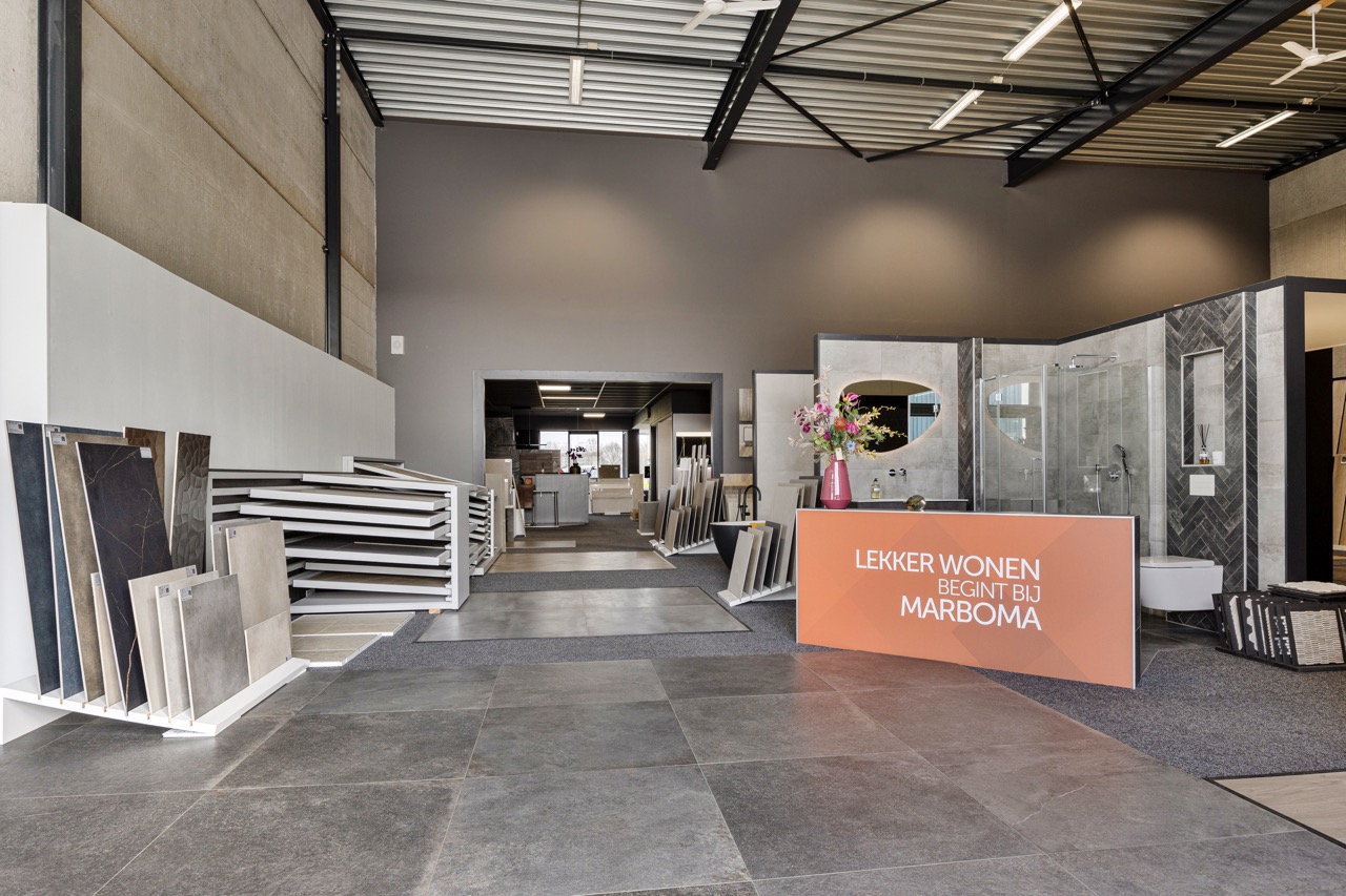 Entree met tegelvloer, tegelstalen en badkameropstellingen - Showroom Borculo Marboma