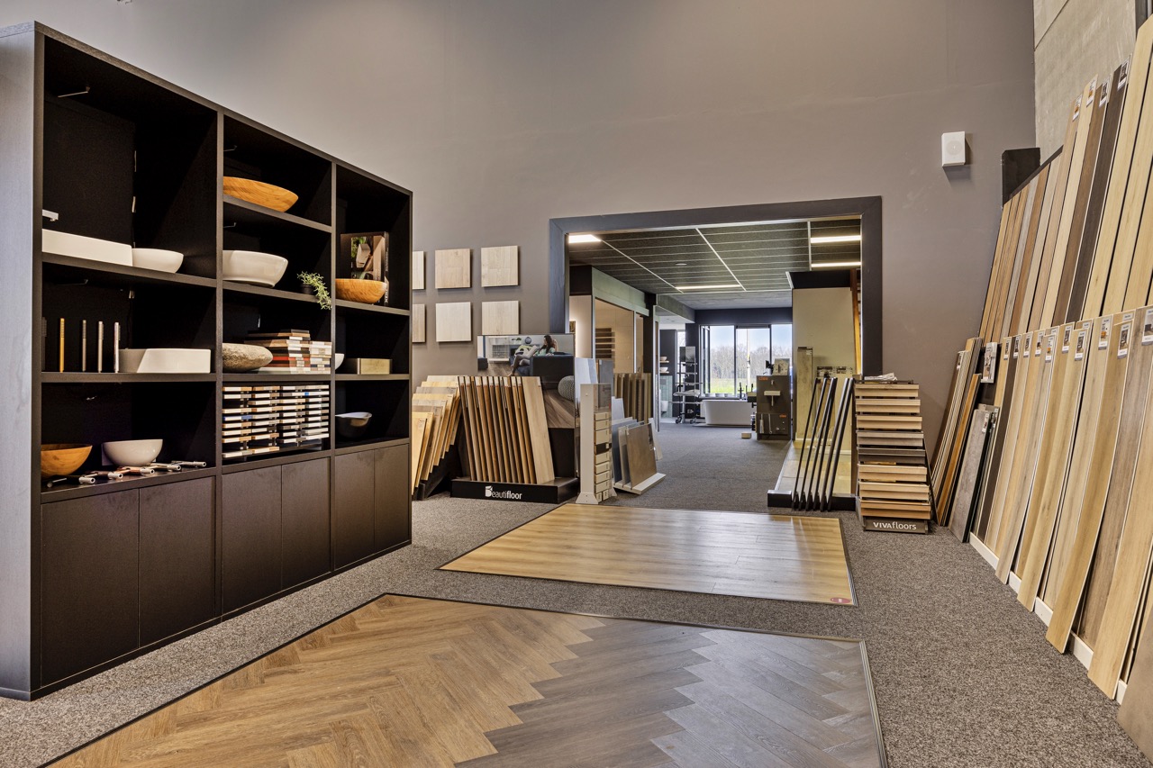 Vloerenafdeling met PVC visgraat vloer en vloerstalen - Showroom Borculo Marboma