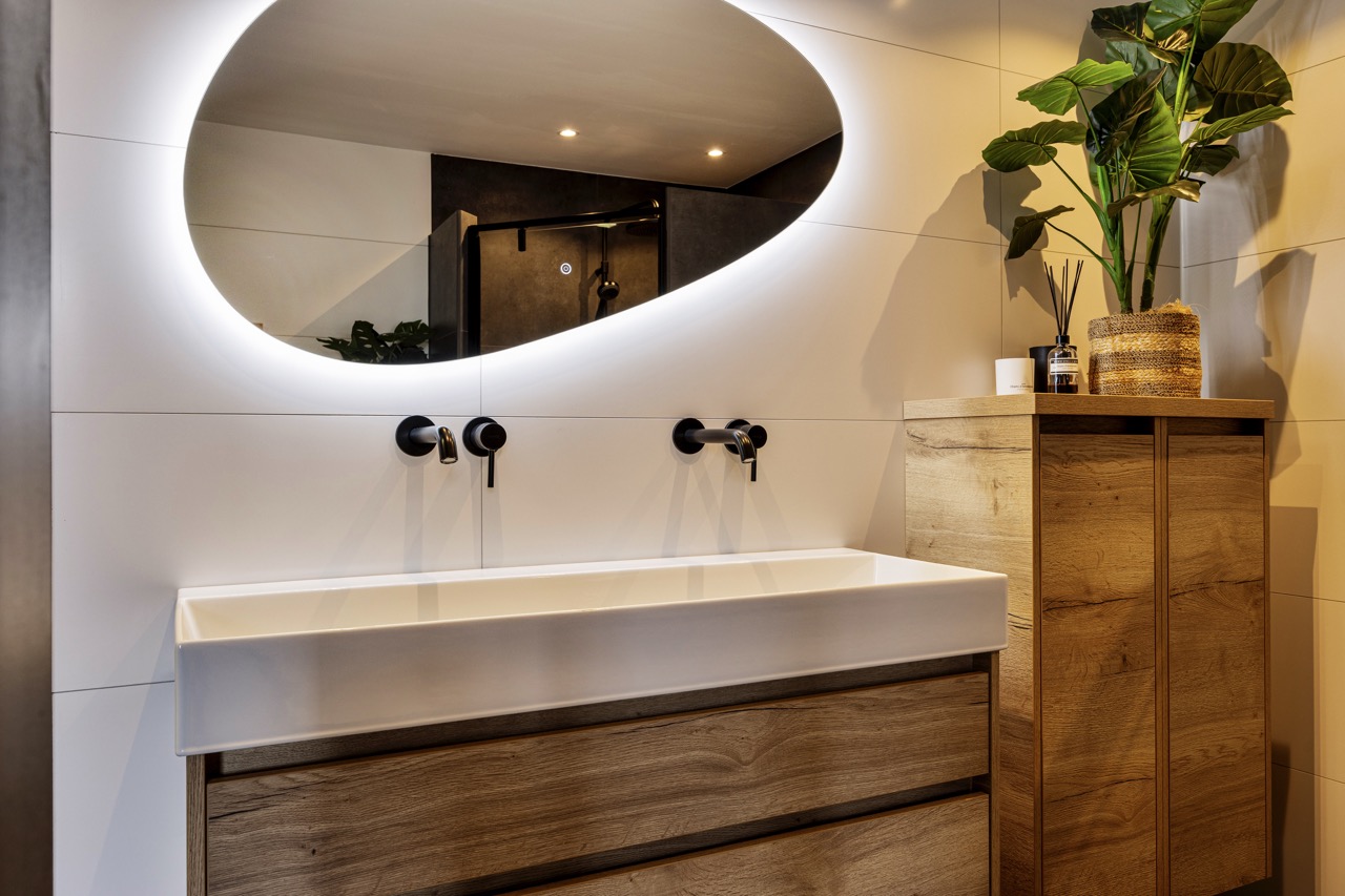 Badmeubel in houtlook met dubbele wastafel en zwarte kranen - Showroom Borculo Marboma