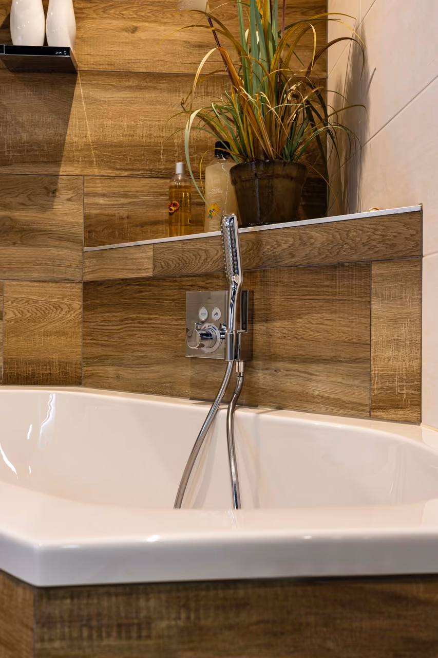 Ligbad met thermostaatkraan en houtlook wandtegels - Showroom Borculo Marboma