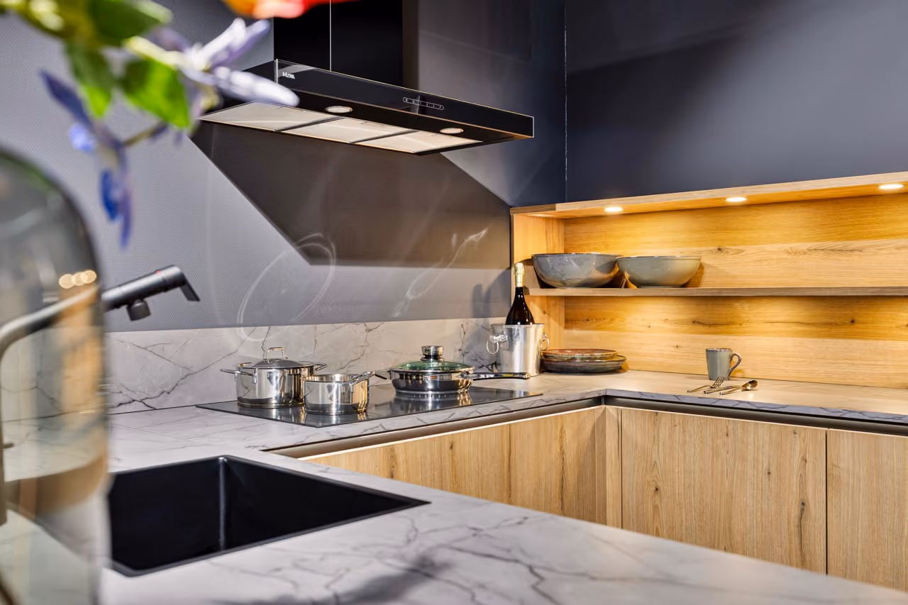 Keuken in houtlook met marmerlook werkblad en open planken - Showroom Borculo Marboma