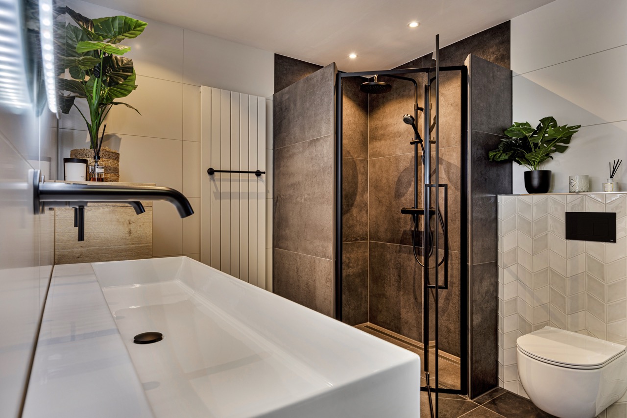 Moderne badkamer met inloopdouche, zwarte kraan en visgraattegels - Showroom Borculo Marboma