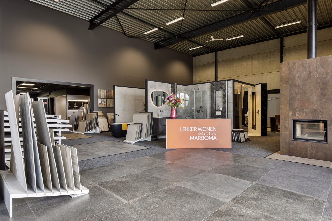 Entree met grijze tegelvloer, tegelstalen en sfeerhaard - Showroom Borculo Marboma