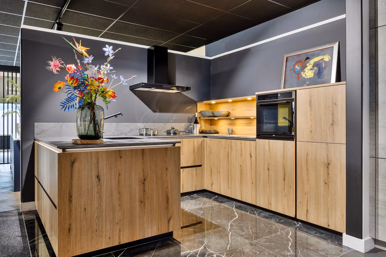 Keuken in eikenhoutlook met schiereiland en marmerlook tegelvloer - Showroom Borculo Marboma
