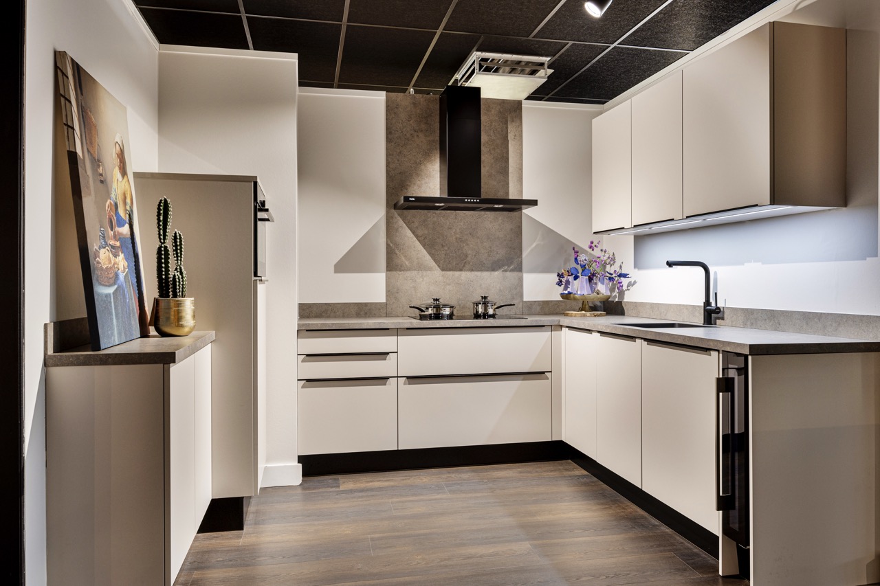 Moderne U-keuken in greeploos design met lichte fronten - Showroom Borculo Marboma