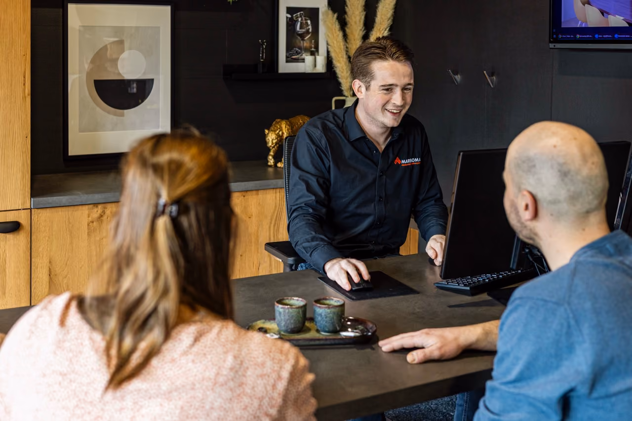 Adviseur in gesprek met stel over hun plannen - Showroom Borculo Marboma