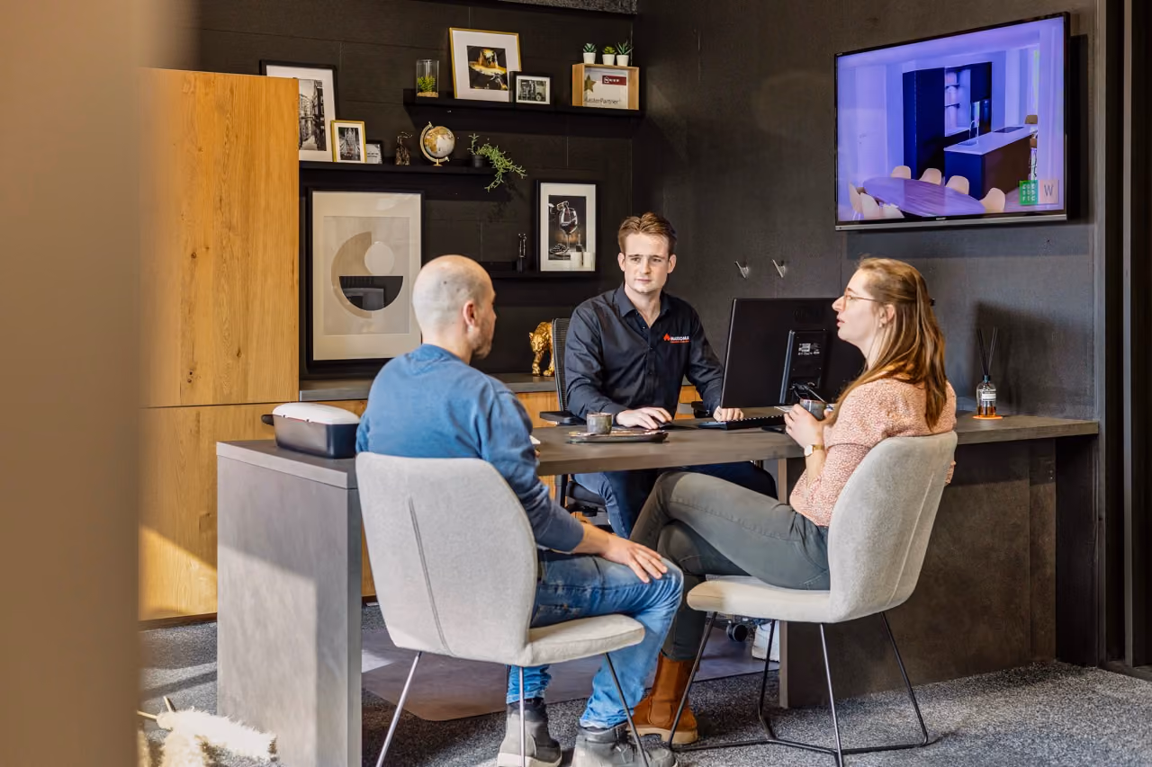 Adviseur bespreekt een 3D-ontwerp met klanten - Showroom Borculo Marboma