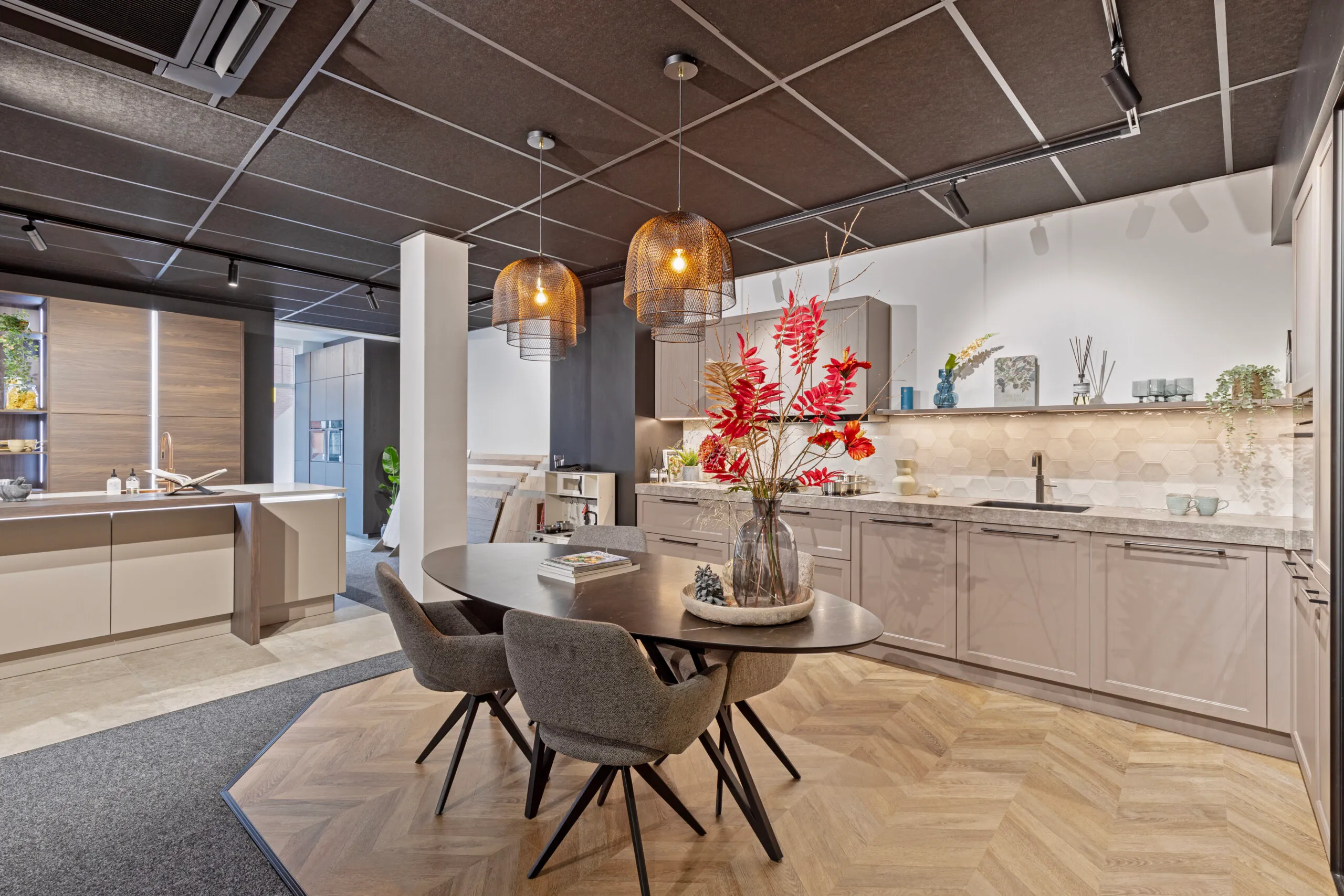 Lichte keuken met eettafel op visgraat vloer - Showroom Goor Marboma