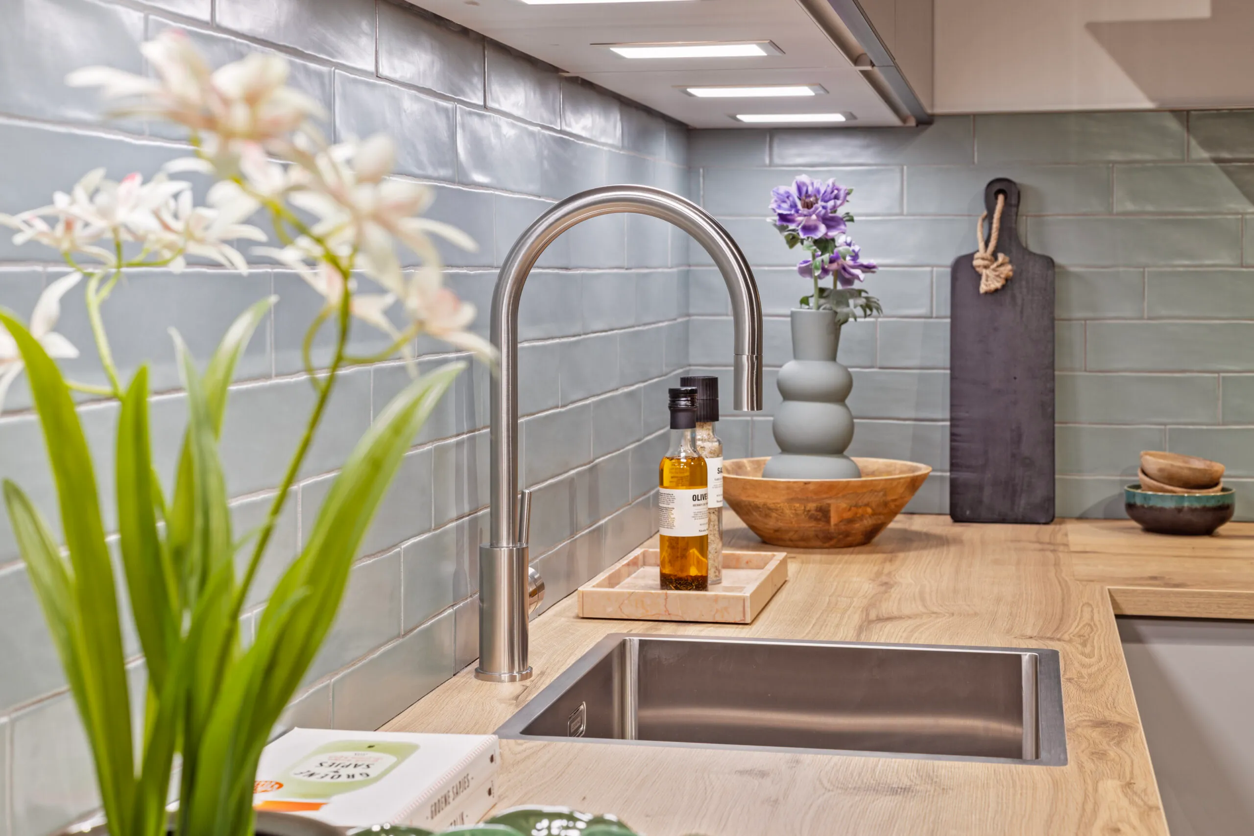 Keuken met houten werkblad en mintgroene metrotegels - Showroom Goor Marboma
