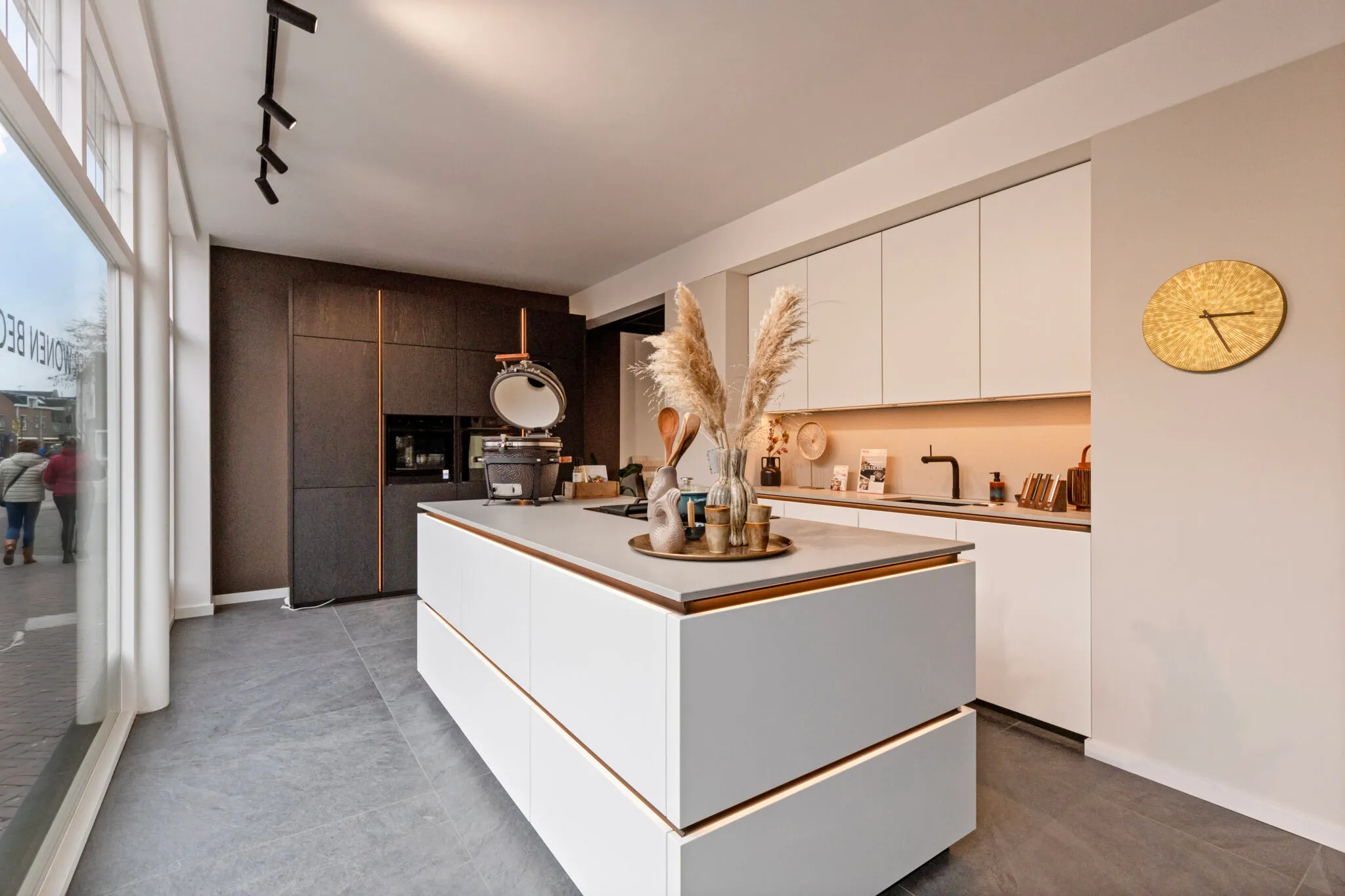 Moderne witte keuken met kookeiland en houten kastenwand - Showroom Goor Marboma
