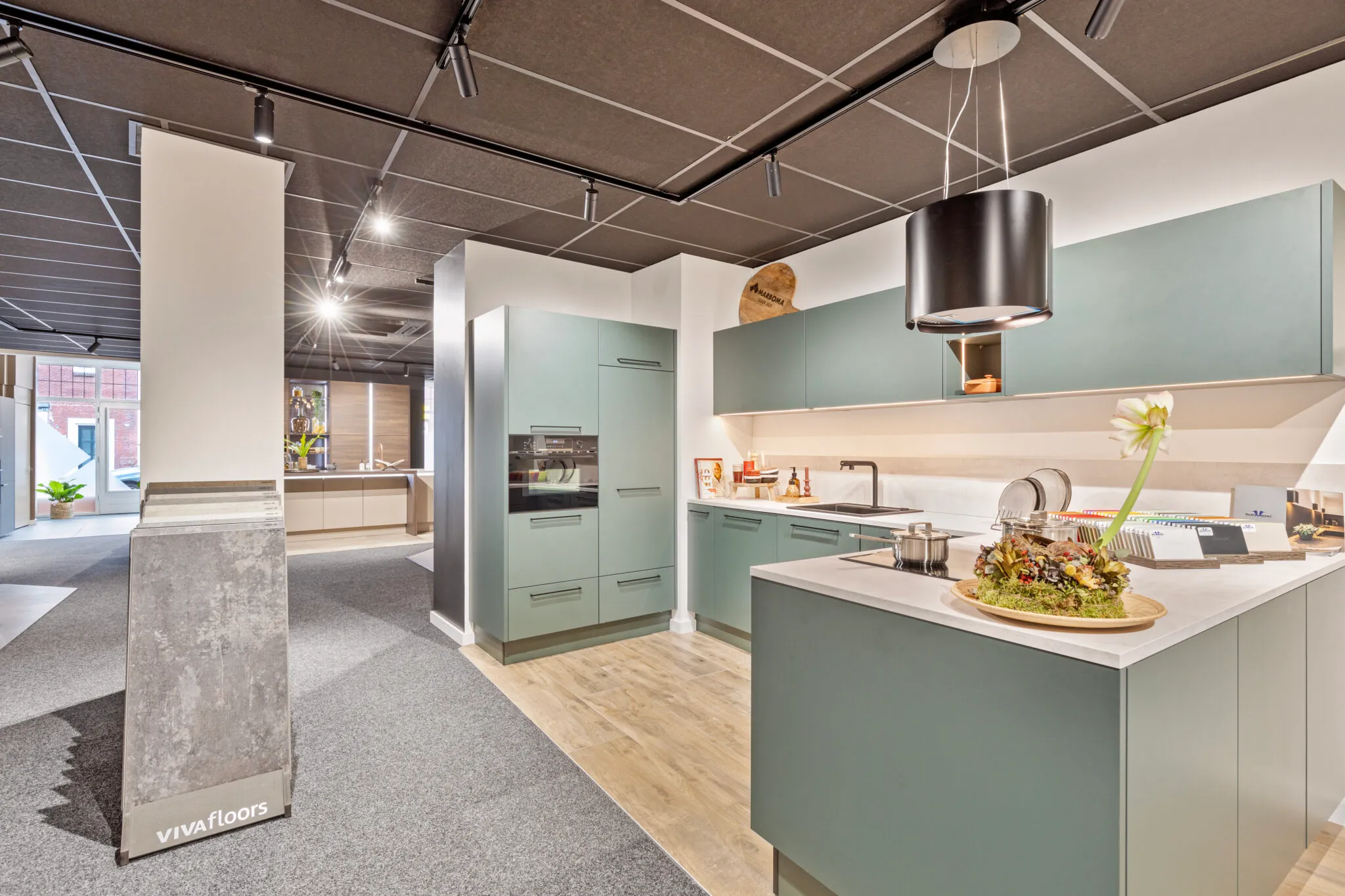 Moderne keuken in mintgroen met schiereiland en vloerstalen - Showroom Goor Marboma