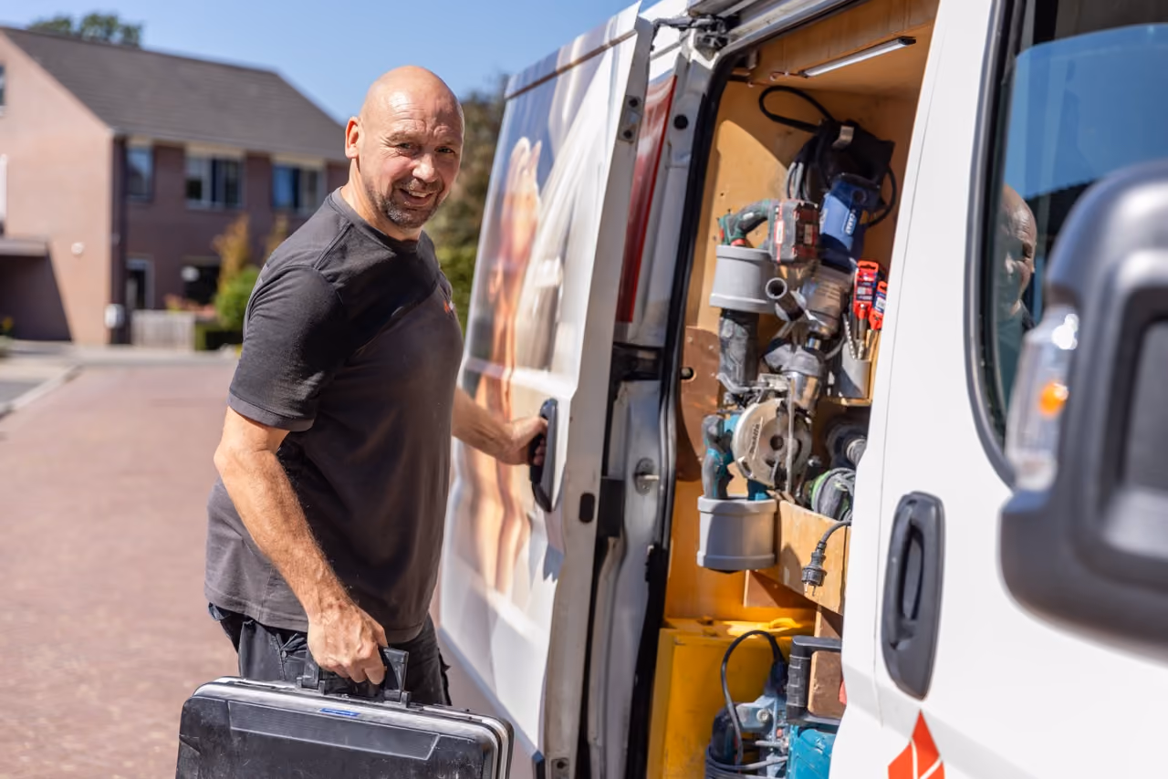 Vakman van Marboma pakt zijn gereedschap uit de bedrijfsbus voor een klus