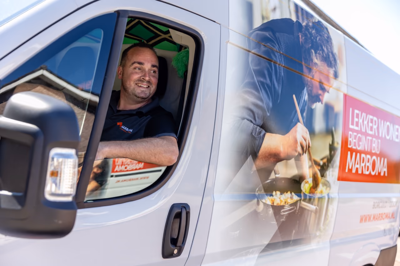 Medewerker van Marboma achter het stuur van de Marboma bedrijfsbus