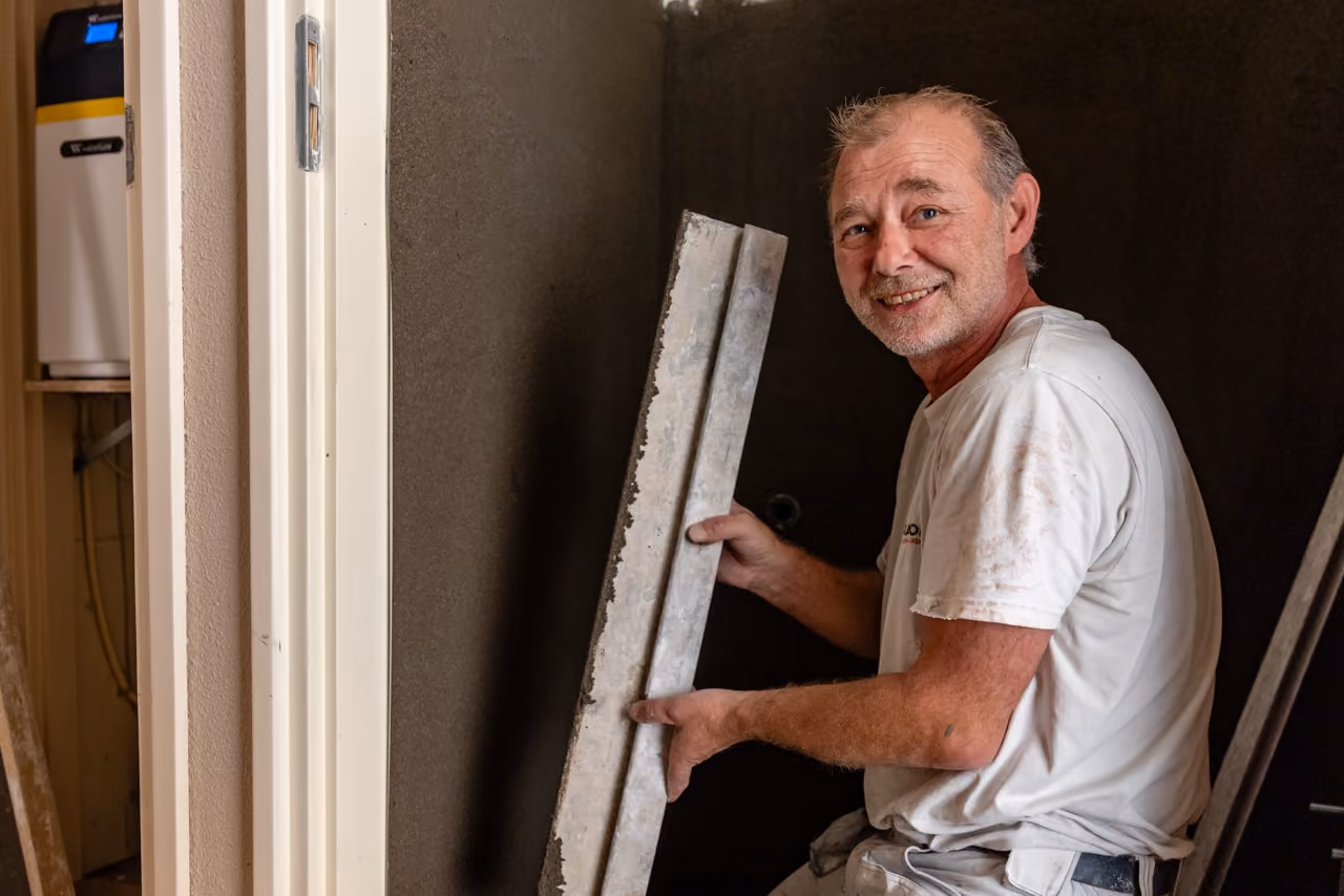 Stukadoor van Marboma met een rei tijdens het stucwerk in een woning