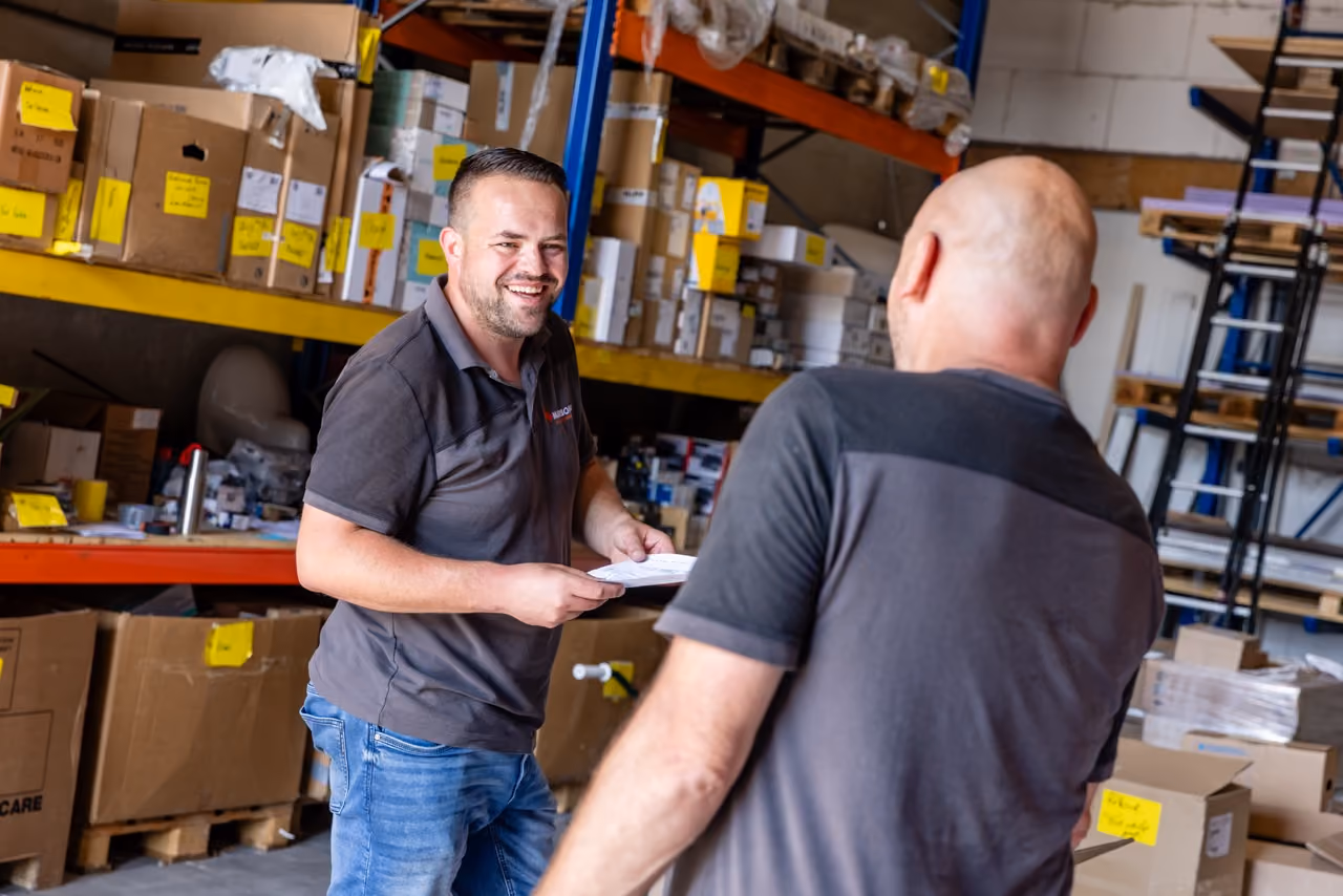 Twee collega's van Marboma overleggen over een bestelling in het magazijn