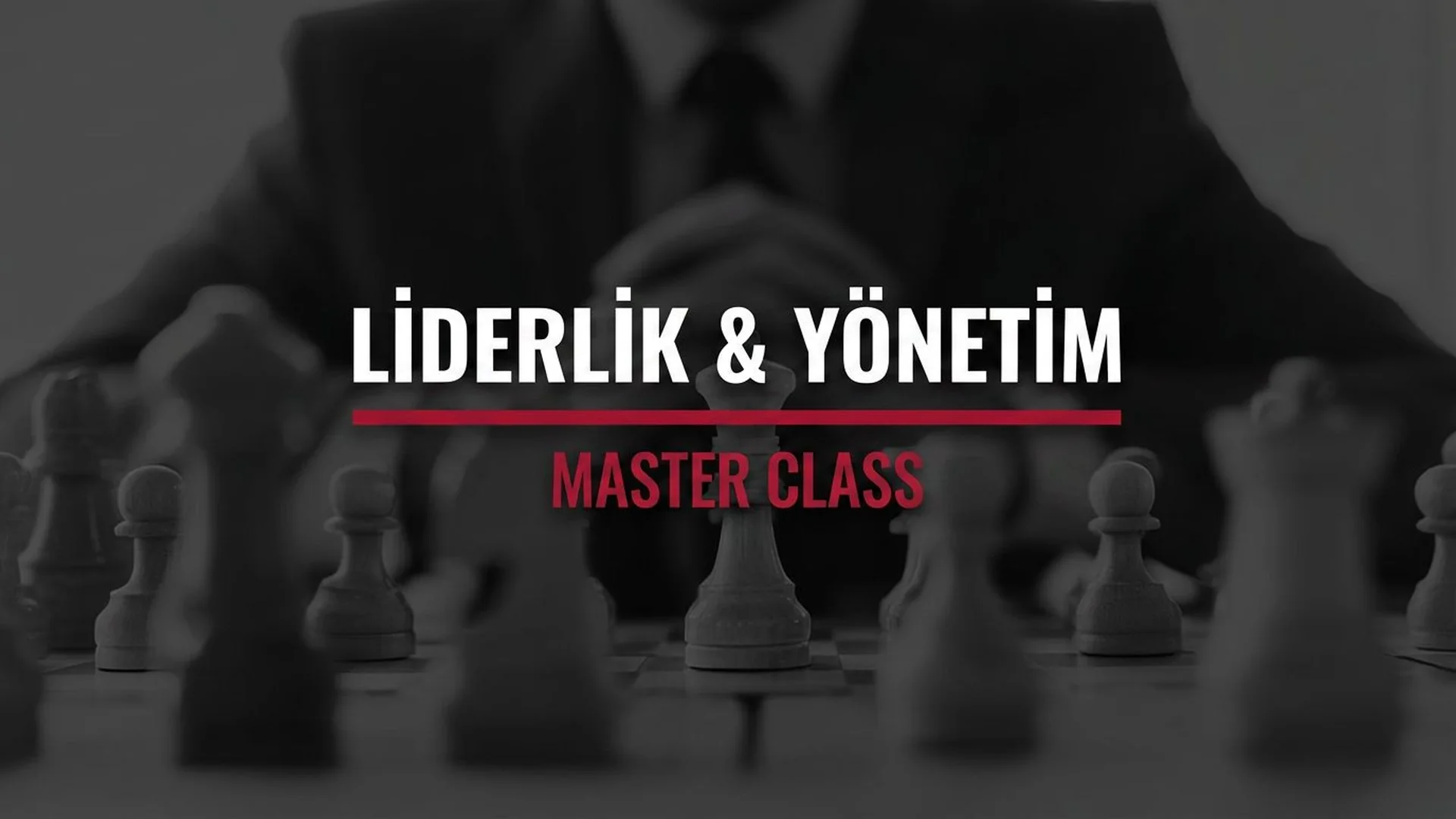 Günbatımı ışığında gökdelenlere karşı ofis toplantısında konuşan ve dinleyen dört iş profesyoneli.