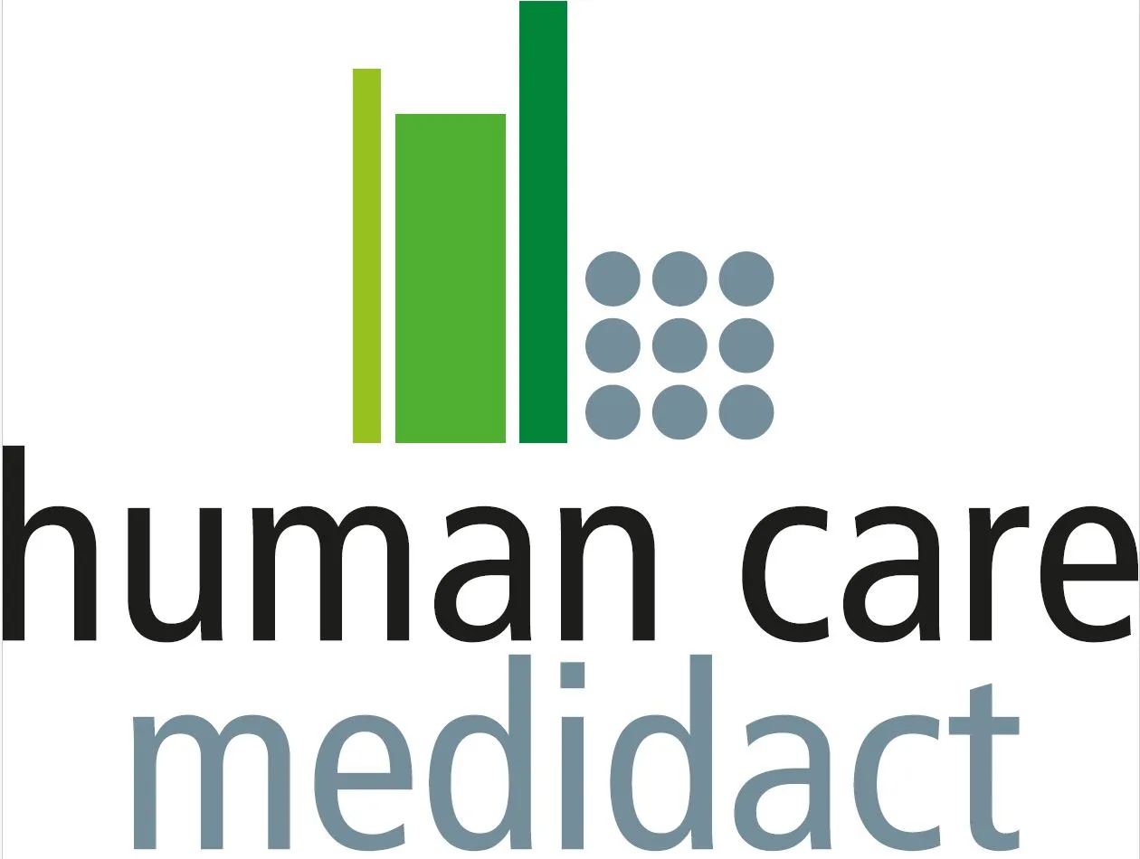 Logo von human care medidact mit grünen Balken und grauen Punkten über dem Text.