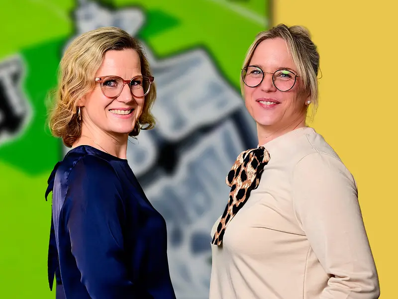 lächelnde Mitarbeitende im Büro