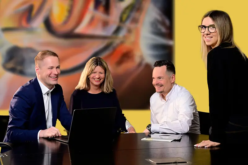 lächelnde Mitarbeitende im Büro