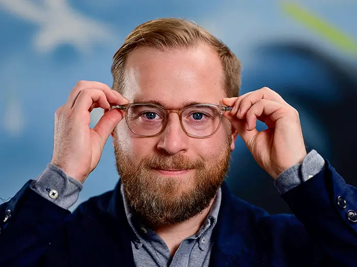 lächelnde Mitarbeitende im Büro