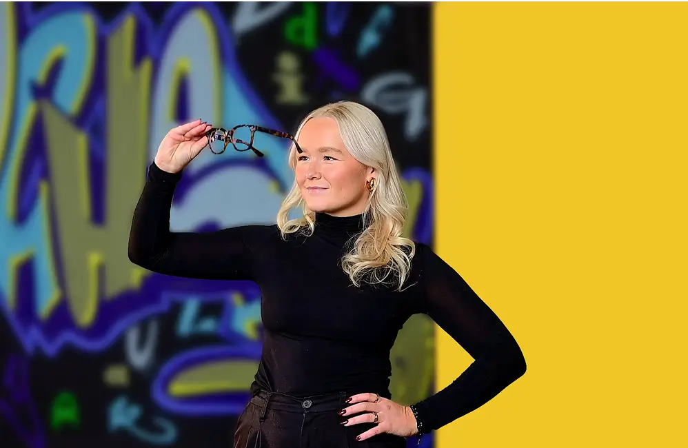 lächelnde Mitarbeitende im Büro