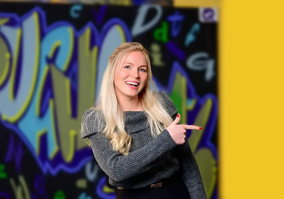 lächelnde Mitarbeitende im Büro