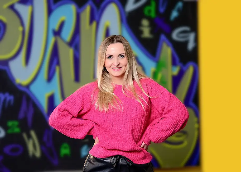 lächelnde Mitarbeitende im Büro