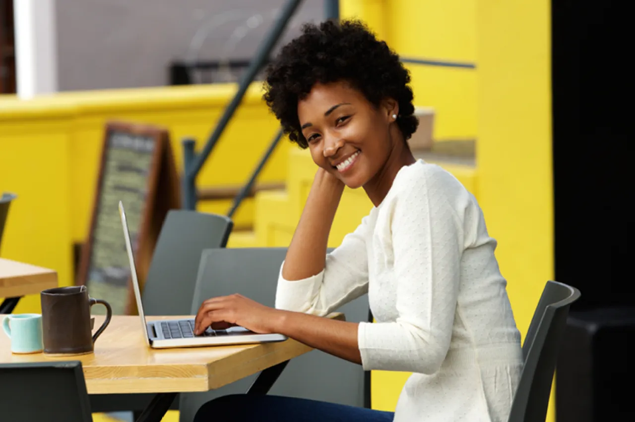 Eine Frau, die einen Laptop benutzt