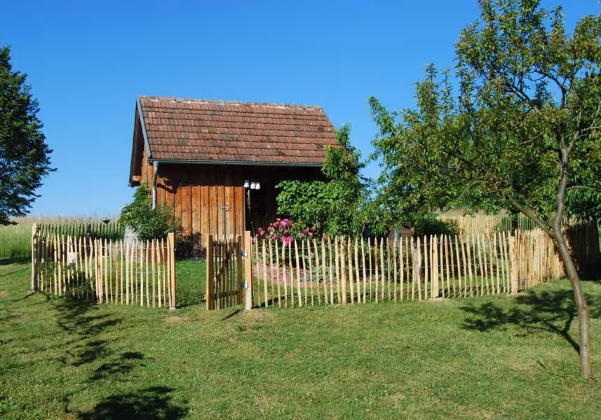 Installation professionnelle ganivelle châtaignier à Uccle pose sans fondation