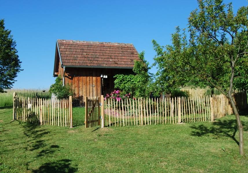 Installation clôture en châtaignier - pose professionnelle sans béton
