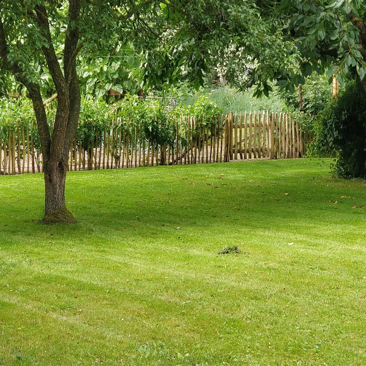 Détail lattes fendues clôture châtaignier - bois naturel sans traitement