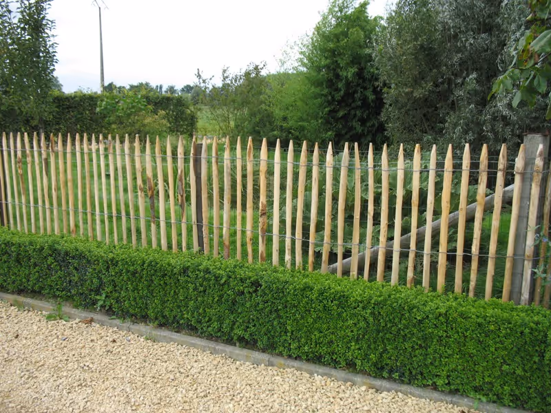 Installation clôture châtaignier brise-vue dans un jardin à Braine-l'Alleud
