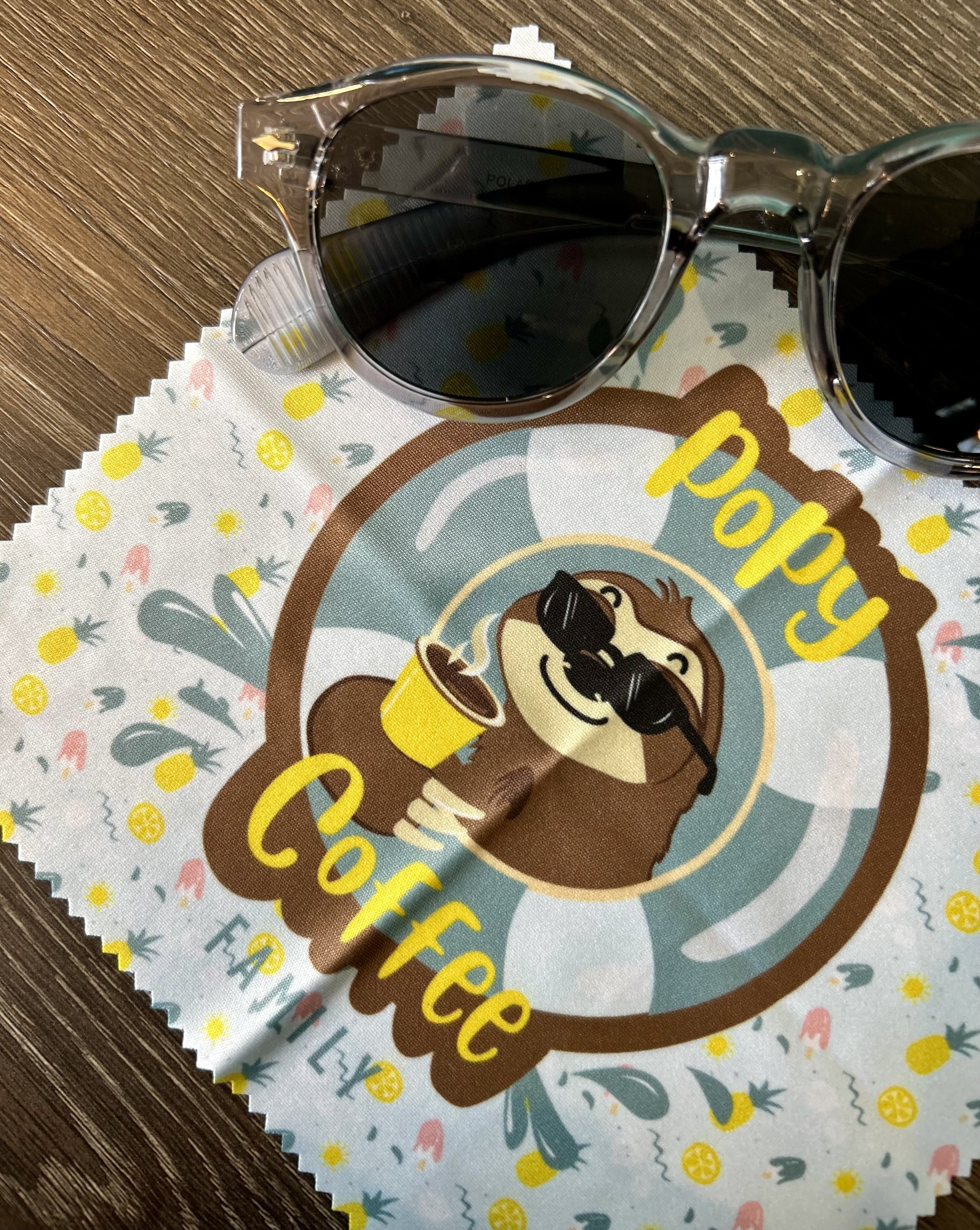 Krpica za naočare sa Popy Coffee Family ilustracijom