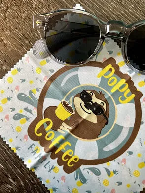 Krpica za naočare sa Popy Coffee Family ilustracijom