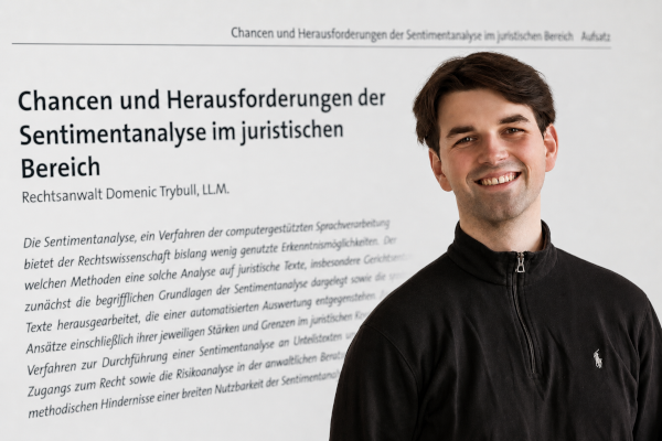 Rechtsanwalt Domenic Trybull, LL.M. vor seinem Fachaufsatz „Chancen und Herausforderungen der Sentimentanalyse im juristischen Bereich"