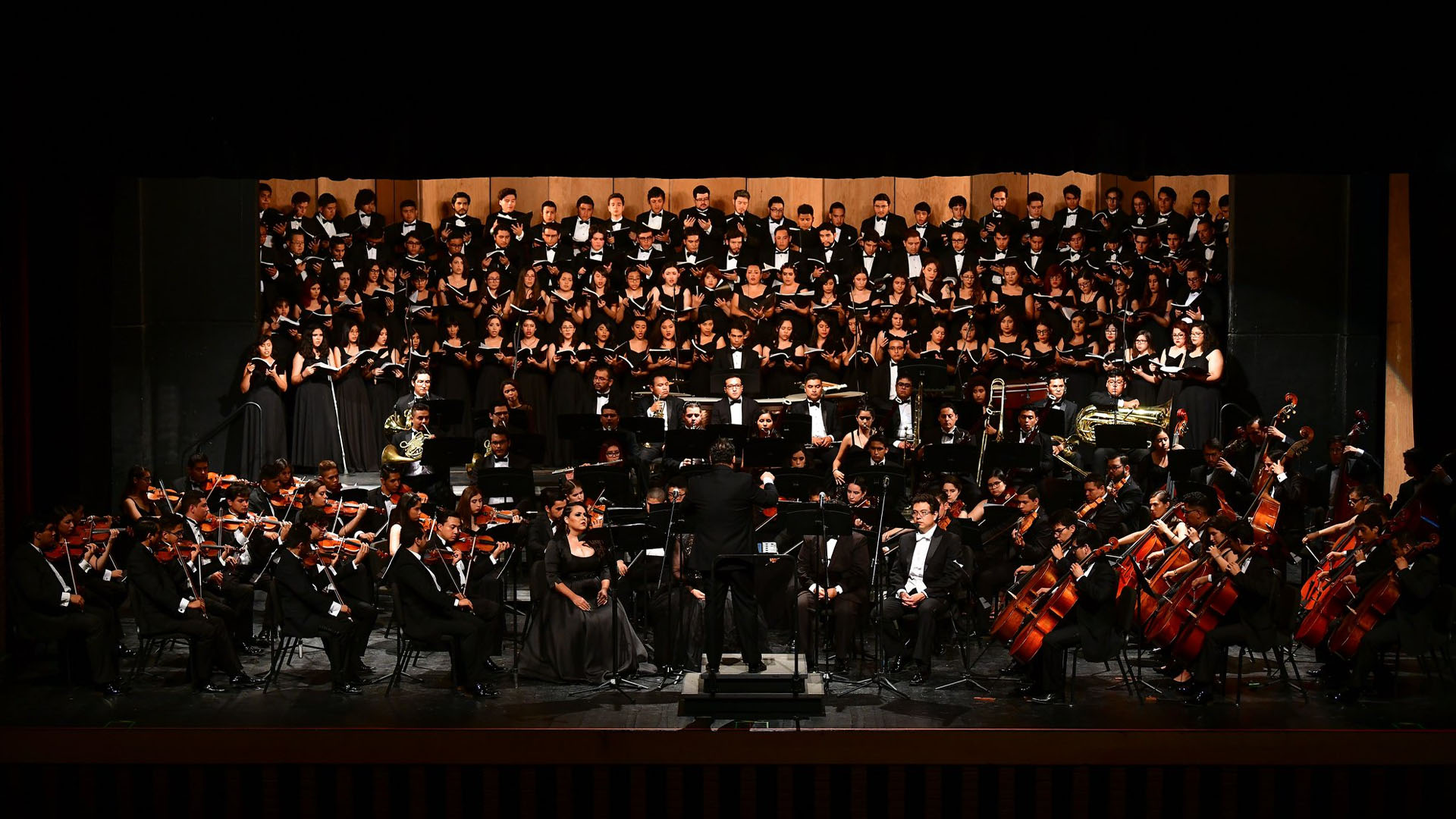 La Orquesta Sinfónica Juvenil Silvestre Revueltas del Conservatorio de Celaya en concierto en el Teatro de la Ciudad - Celaya.