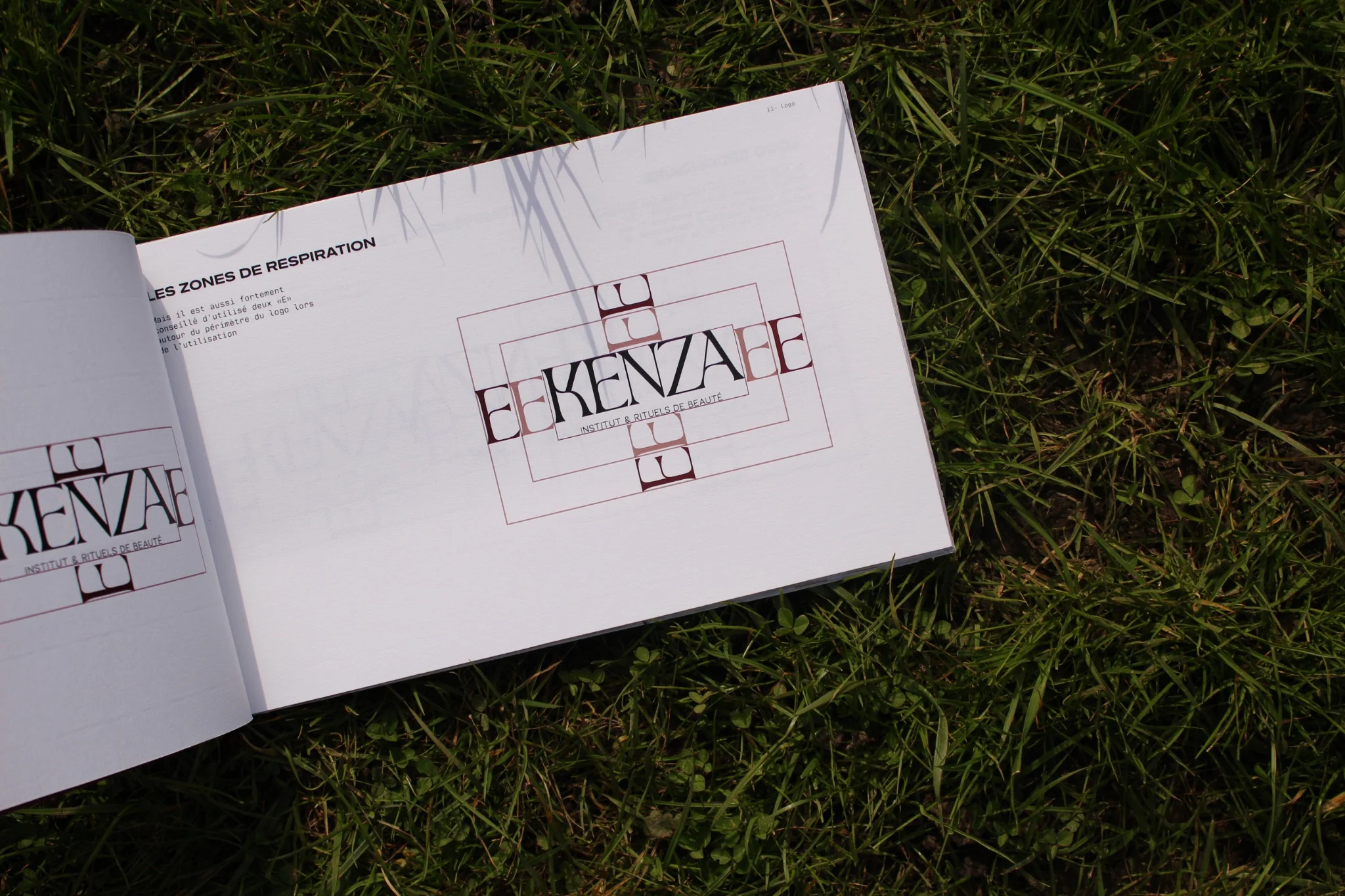 Disposition d'articles de papeterie de marque Kenza avec des objets décoratifs en céramique beige, comprenant une carte de visite, un grand papier vert avec du texte, un flyer beige et un smartphone affichant le logo Kenza.