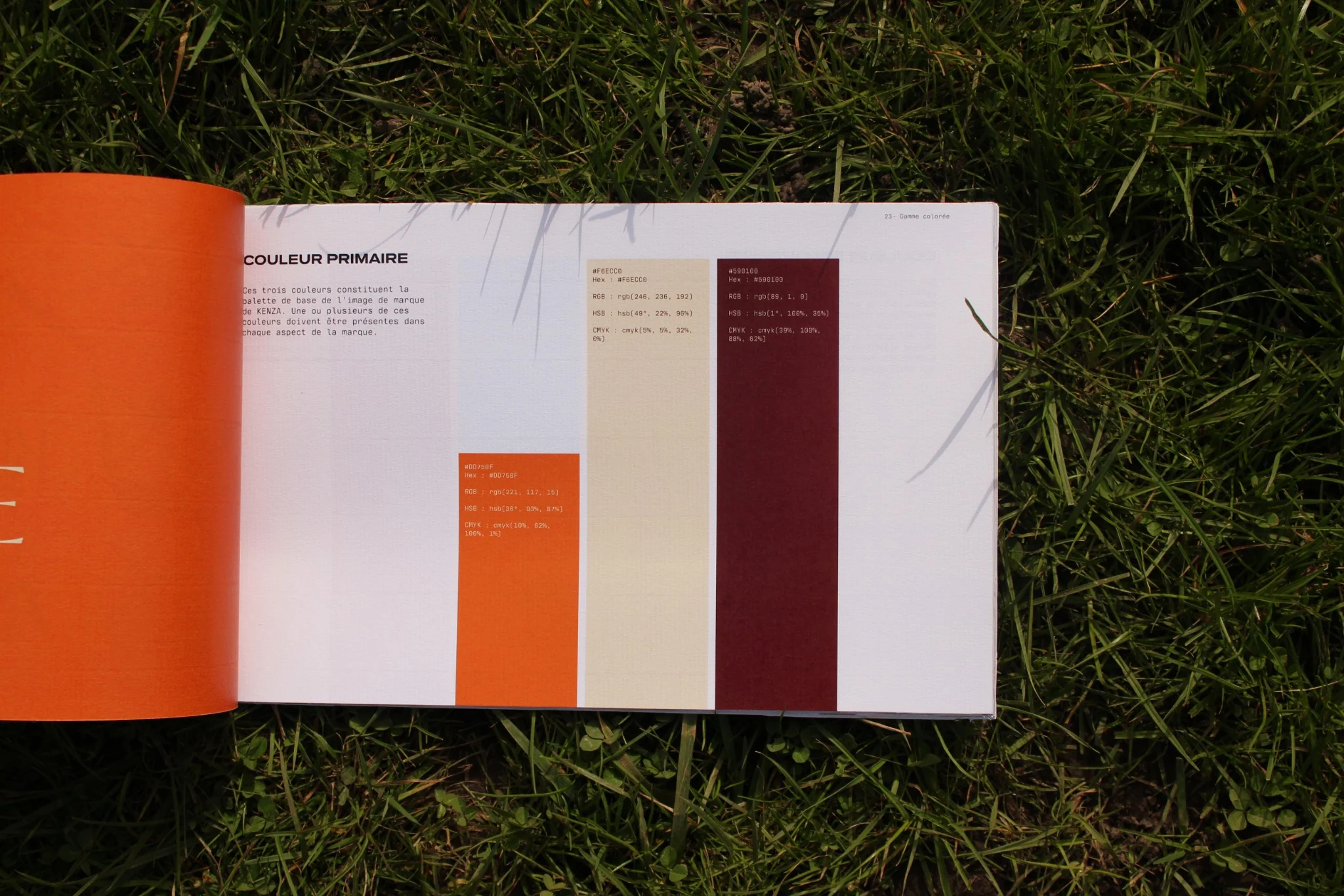 Sac tote en toile blanche avec un texte en arabe suspendu à la poignée d'une porte de voiture orange.