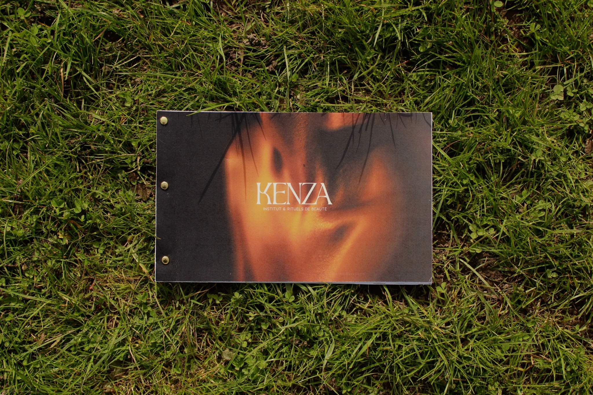 Affichage urbain montrant une publicité élégante pour Kenza Institut & Rituels de Beauté avec un fond doré et noir.