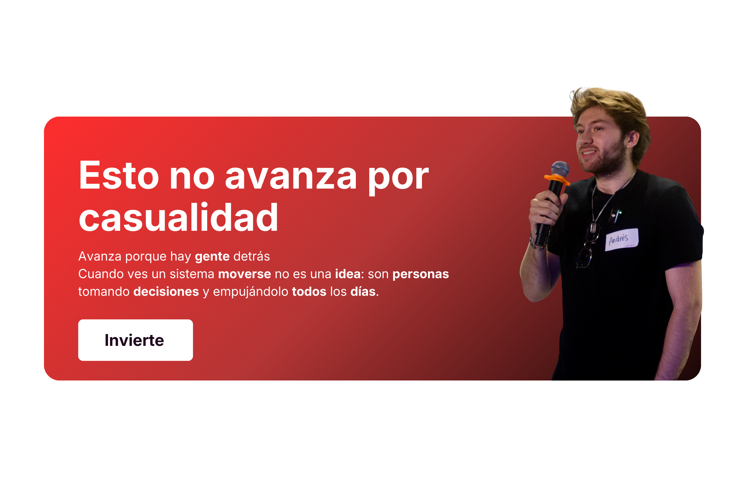 Persona con camiseta negra y micrófono frente a fondo rojo con texto motivacional en español que dice: Esto no avanza por casualidad, avanza porque hay gente detrás tomando decisiones todos los días. Botón que dice Invierte en java 300 de Java Times Caffé.