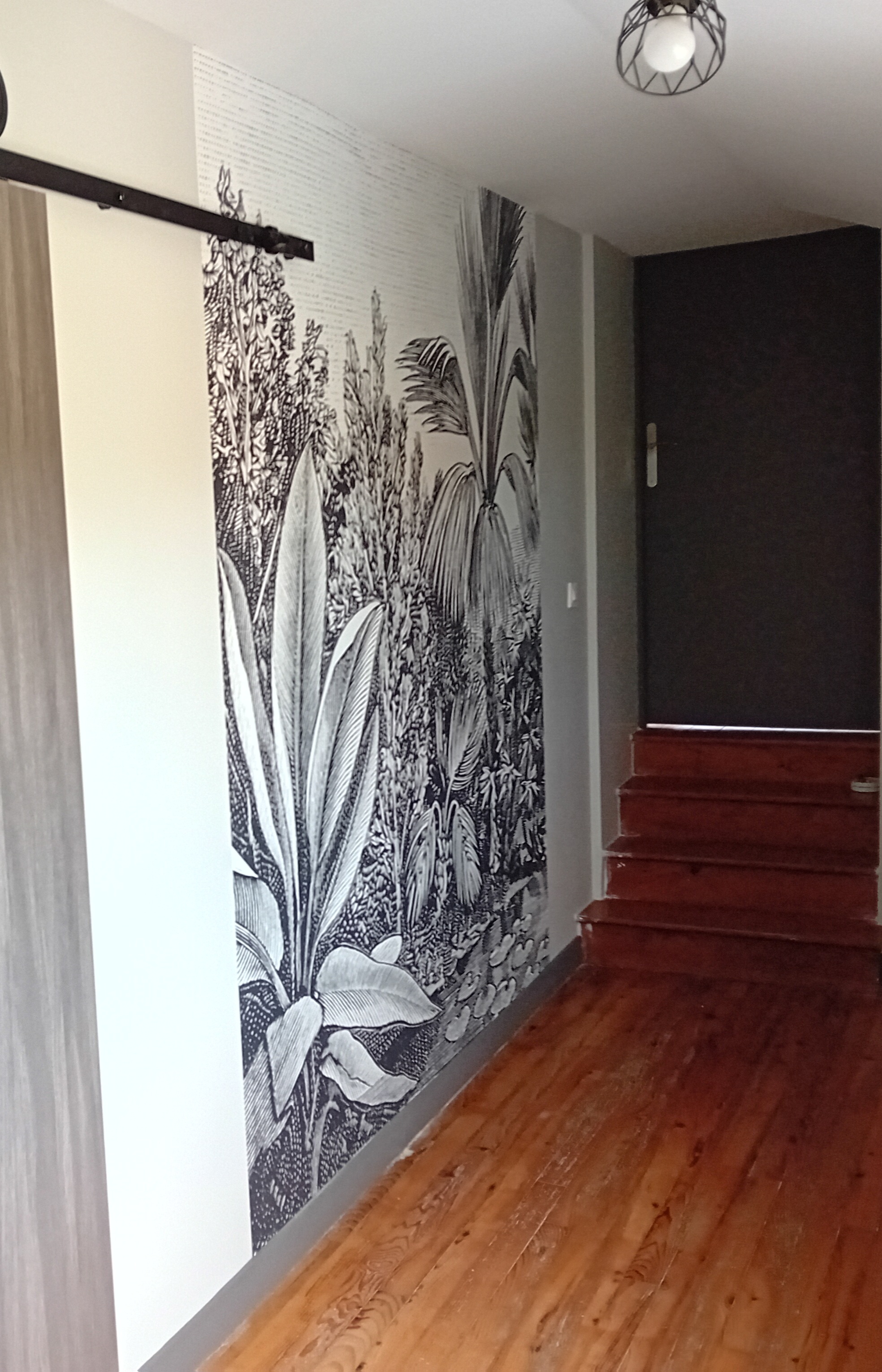 pose d'une décoration murale 