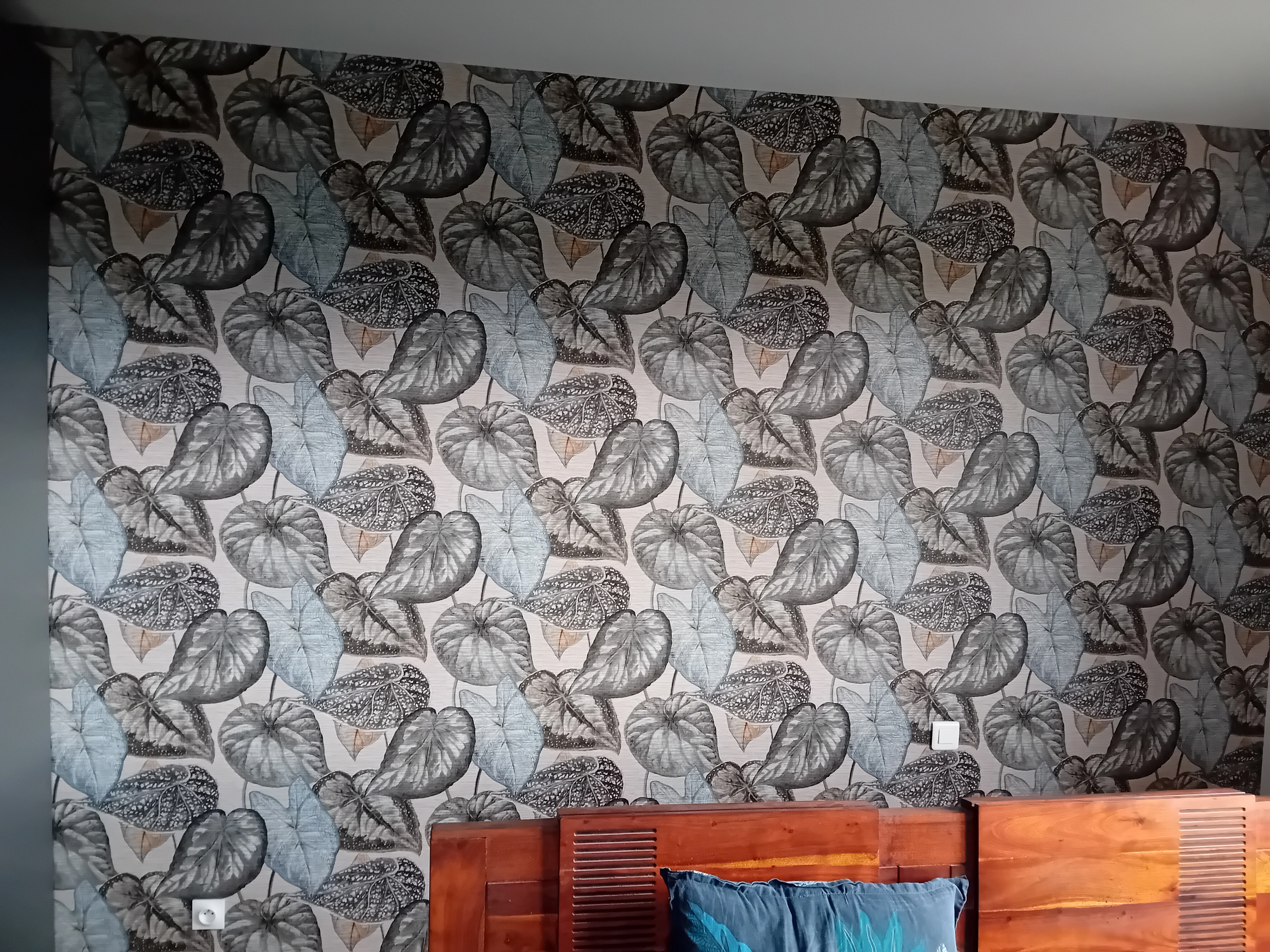 décoration murale noir et jaune