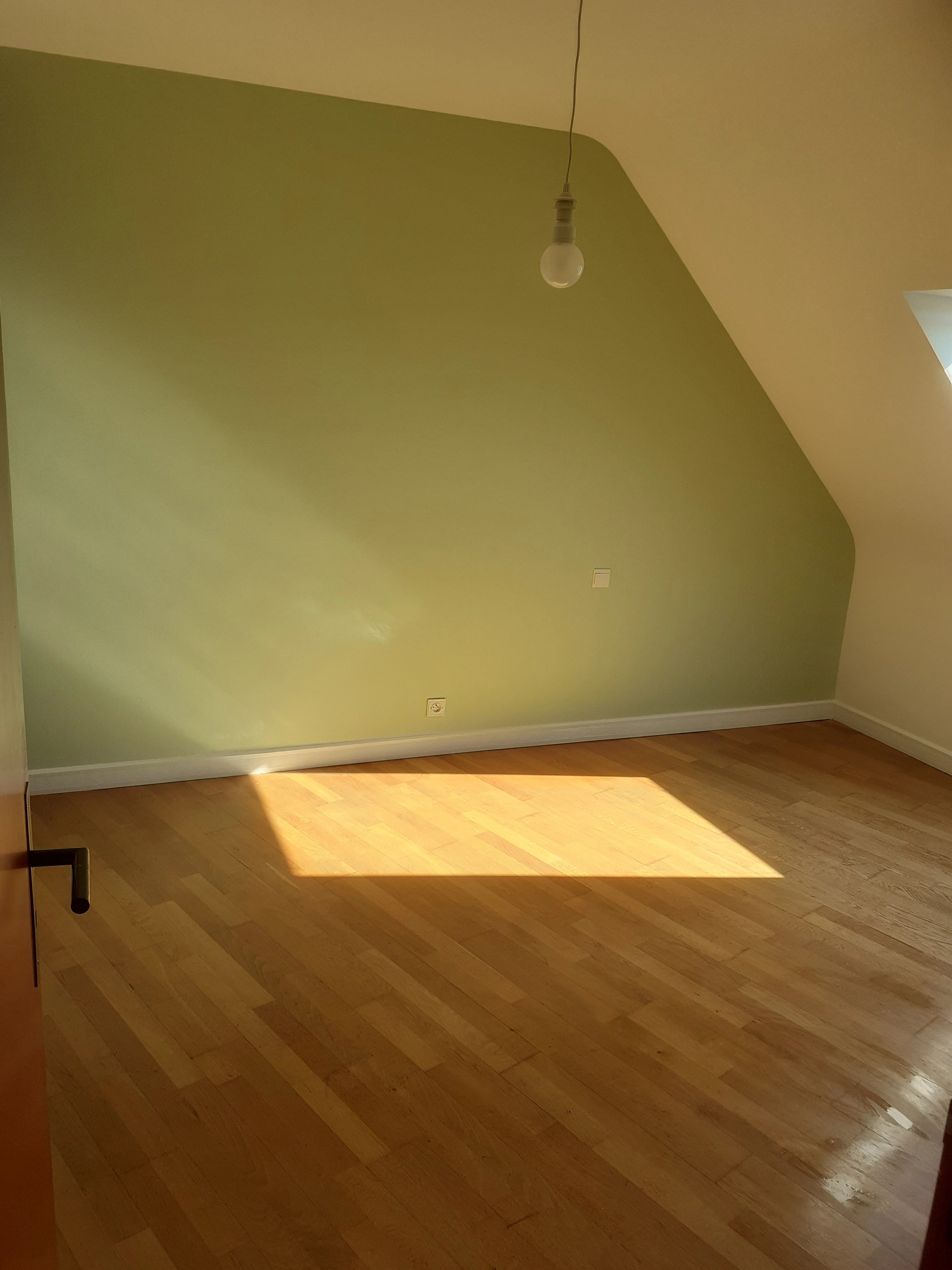 mur d'une cuisine peint en jaune