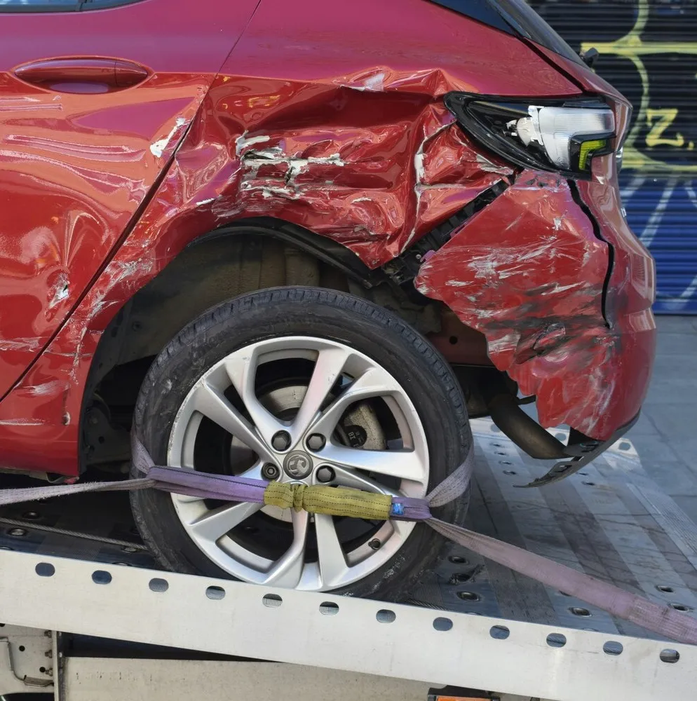 car with demage on tire