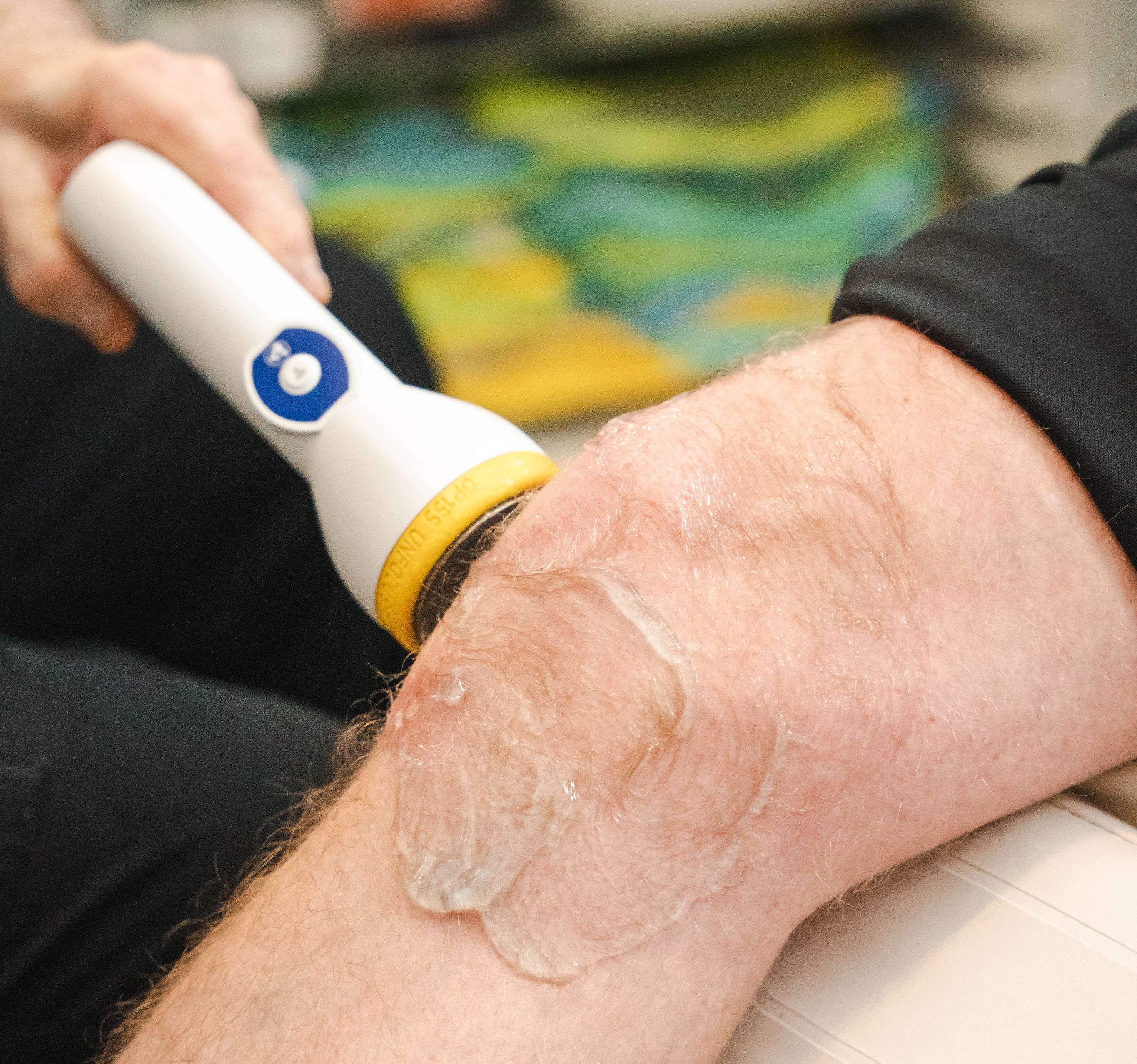 knee getting treated by shockwave therapy