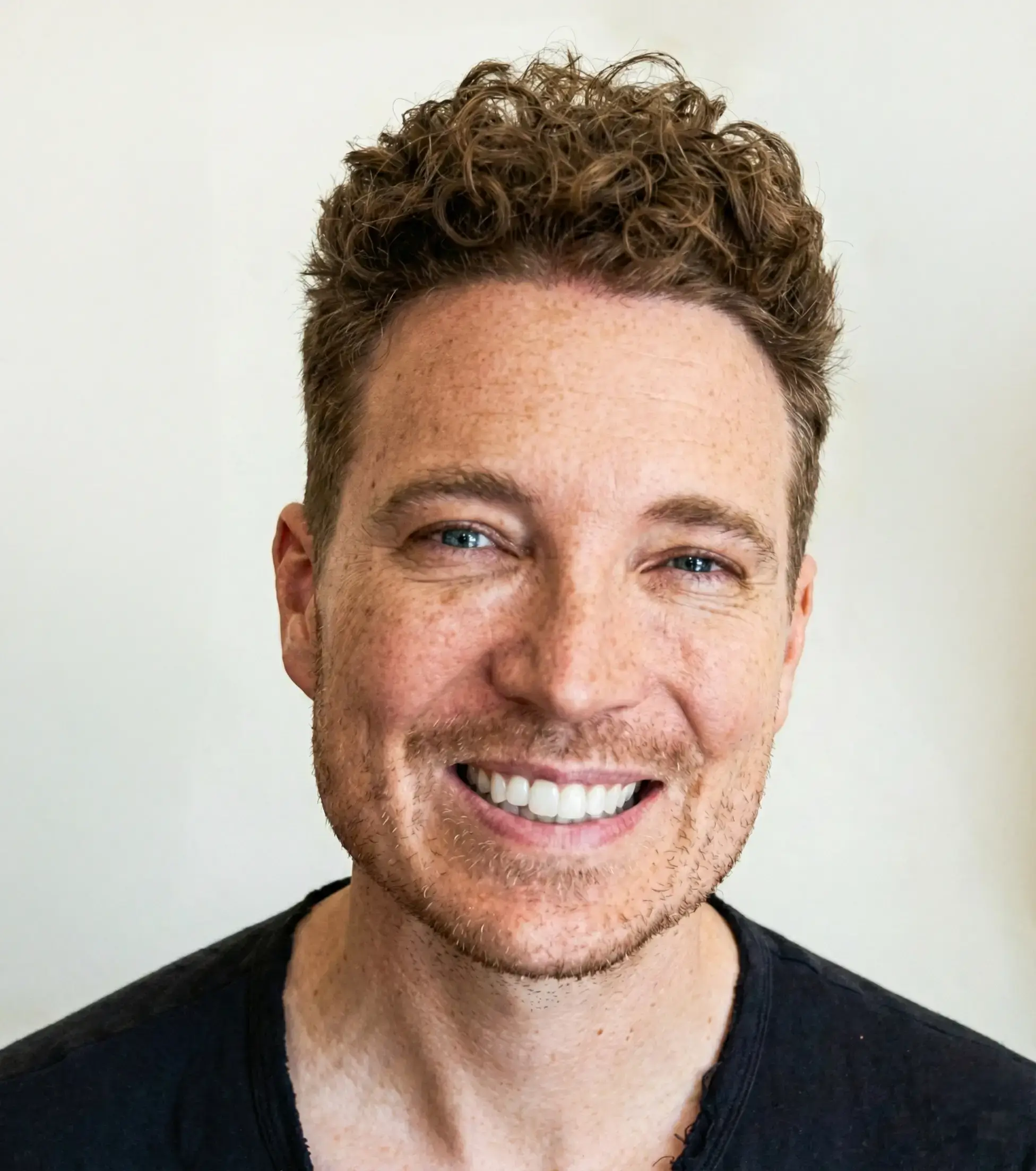 Shane Snow author and keynote speaker headshot