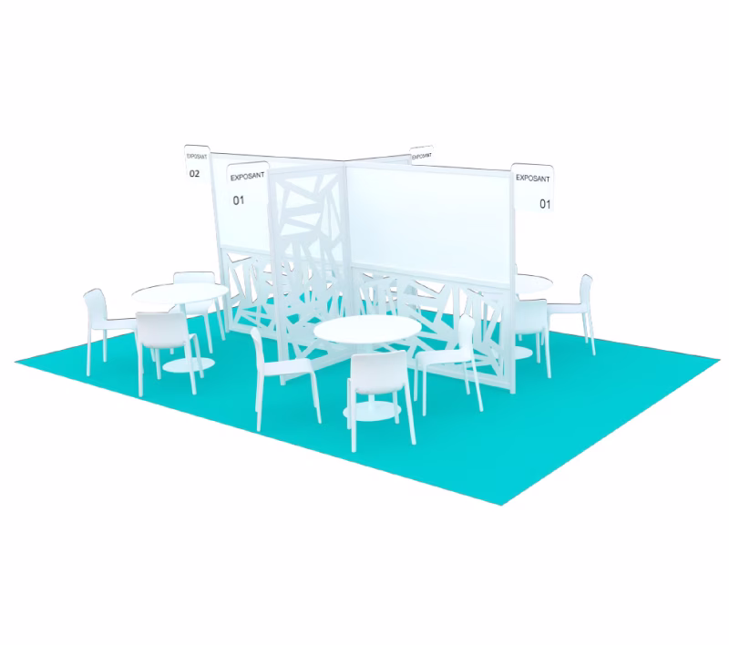Kiosque d'exposition blanc avec panneaux décoratifs et plusieurs tables rondes avec chaises sur un tapis bleu.