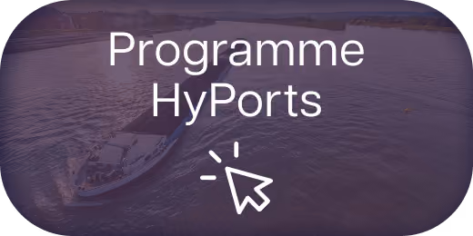 Bateau naviguant sur un cours d'eau avec texte Programme HyPorts et icône curseur.