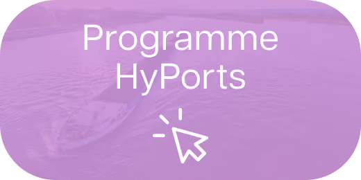 Vue d'un bateau sur l'eau avec texte Programme HyPorts et l'icône de clic de souris.